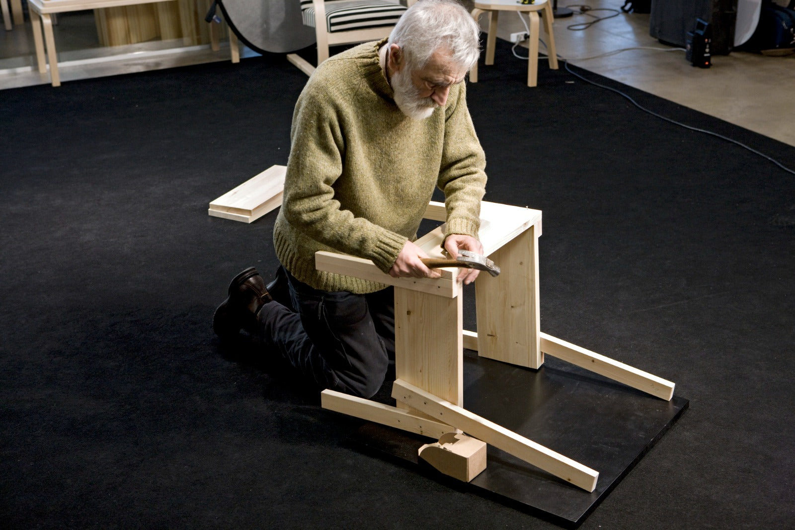 JUNIO 2025 - Fabrica una silla modelo “Sedia 1” de Enzo Mari con Darío Giménez <br> Sábado 7 de junio