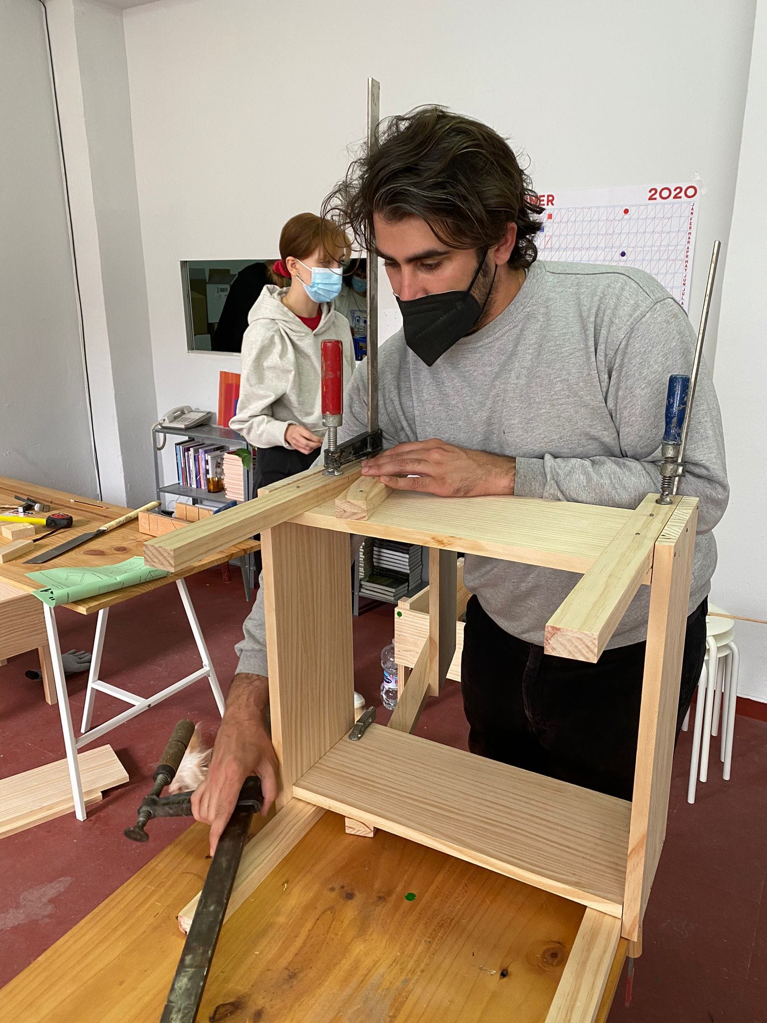 JUNIO 2025 - Fabrica una silla modelo “Sedia 1” de Enzo Mari con Darío Giménez <br> Sábado 7 de junio
